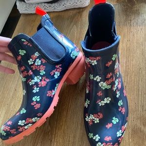 Navy floral rain boots / Wellies
